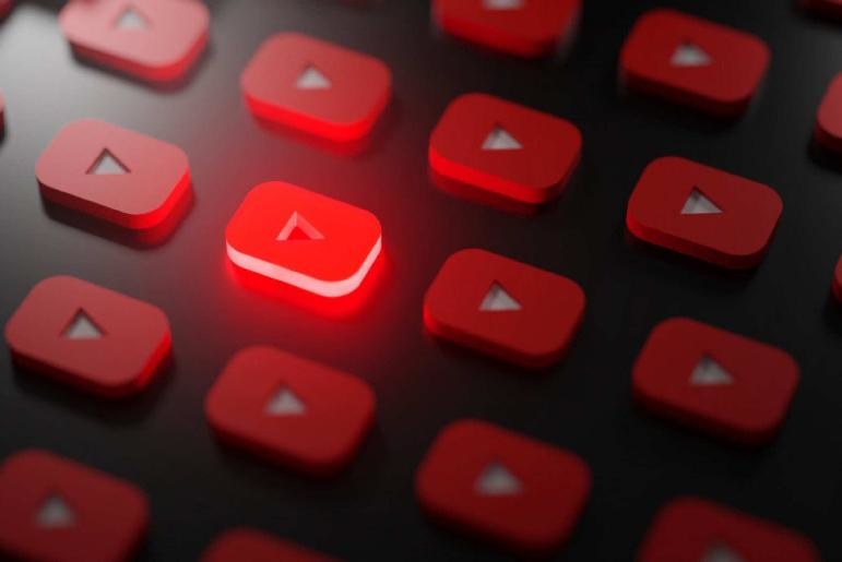YouTube play buttons with one glowing